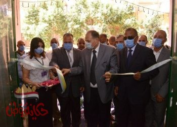 محافظ أسيوط يفتتح معرض “ما يغلاش عليك” ويتفقد مركز التميز بمقر الغرفة التجارية