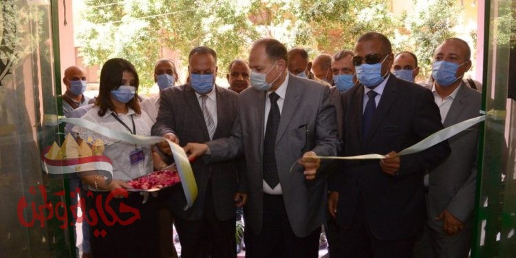 محافظ أسيوط يفتتح معرض “ما يغلاش عليك” ويتفقد مركز التميز بمقر الغرفة التجارية