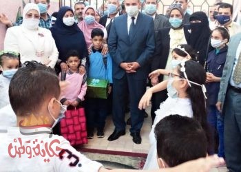 محافظ كفر الشيخ يصطحب نجلي الشهيد عبد الرحمن الشهاوي للمدرسه التي أطلق عليها اسم والدهما