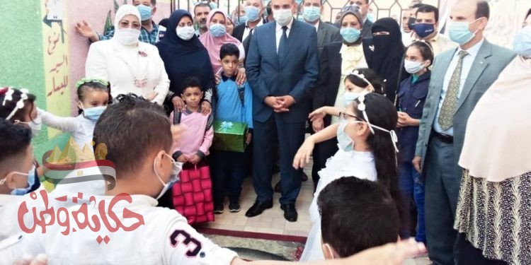 محافظ كفر الشيخ يصطحب نجلي الشهيد عبد الرحمن الشهاوي للمدرسه التي أطلق عليها اسم والدهما