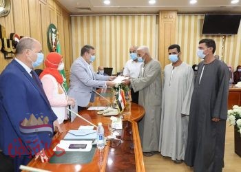 محافـظ المنوفية يسلم عقود مشروع أنظمة الرى الحديث للمزارعين