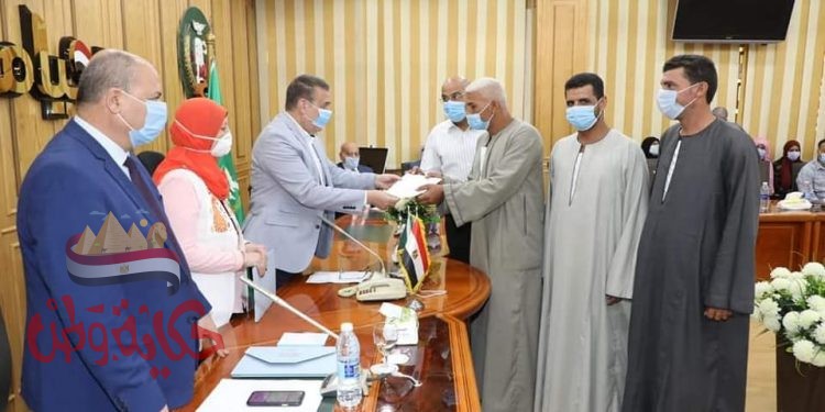 محافـظ المنوفية يسلم عقود مشروع أنظمة الرى الحديث للمزارعين