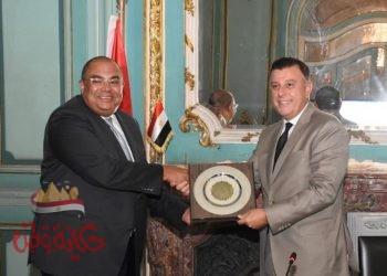 رئيس جامعة عين شمس يكرم الدكتور محمود محي الدين