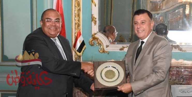 رئيس جامعة عين شمس يكرم الدكتور محمود محي الدين