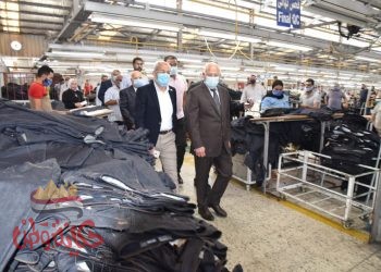 محافظ بورسعيد يتفقد عدد من المصانع داخل الاستثمار ويشدد علي تطبيق كافة الاجراءات الاحترازية والوقائية