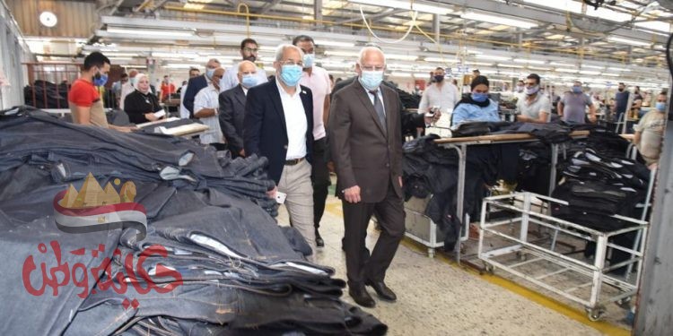 محافظ بورسعيد يتفقد عدد من المصانع داخل الاستثمار ويشدد علي تطبيق كافة الاجراءات الاحترازية والوقائية