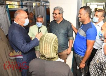 محافظ قنا يرافق مواطن مريض إلى مستشفى قنا العام أثناء جولته على المقرات الإنتخابية