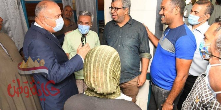 محافظ قنا يرافق مواطن مريض إلى مستشفى قنا العام أثناء جولته على المقرات الإنتخابية