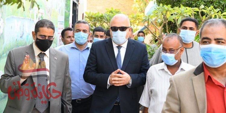 محافظ قنا يتابع انتظام العملية الإنتخابية فى ثانى ايام التصويت