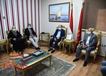 محافظ بورسعيد يلتقي رئيس قطاع الحسابات والمديريات بوزارة المالية