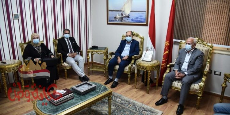 محافظ بورسعيد يلتقي رئيس قطاع الحسابات والمديريات بوزارة المالية