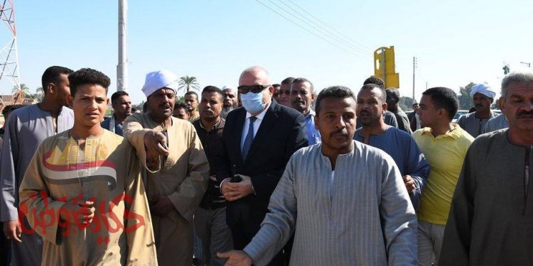 محافظ قنا يوجه بعمل مطبات أمام مدخل قرية اولاد اسماعيل للحد من الحوادث