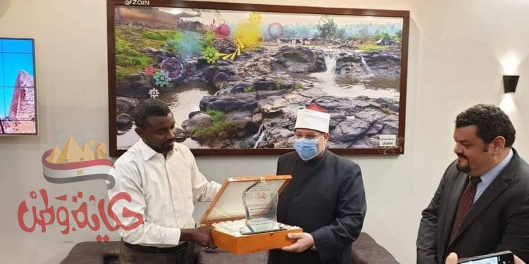 وزير الأوقاف السوداني يهدي نظيره المصري درعا خاصا تقديرا لجهوده العلمية ومشاركته في مؤتمر الخرطوم