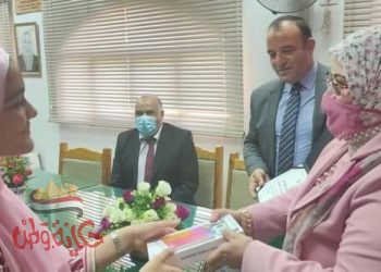 وكيل تعليم كفرالشيخ ومدير بنك التعمير والاسكان يكرمان طالبة لتفوقها