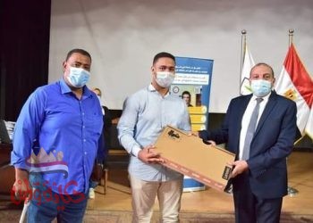 جامعة بنى سويف تهدى الأول على مستوى الجمهورية بالثانوية العامة “لاب توب” وتتحمل مصاريف دراسته بكلية الطب