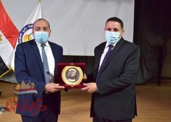 مجلس جامعة بنى سويف يكرم السيد مبارك لجهوده المبذولة خلال فيروس كورونا