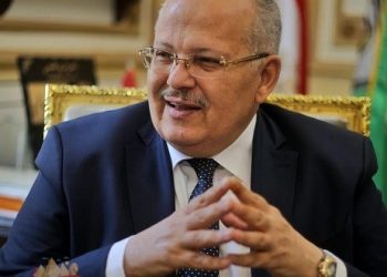 رئيس جامعة القاهرة يتلقى تقريرًا حول آخر مستجدات لجنة مكافحة فيروس كورونا