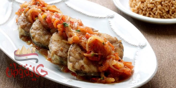 سمك مقلي مع صلصة صيادية 