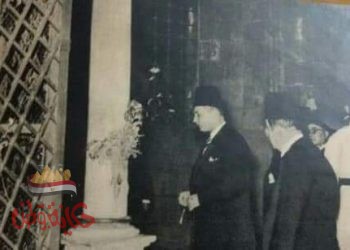 إنفراد . ننشر لكم صورة نادرة للملك فاروق أثناء زيارة مقام السيدة زينب رضى الله عنها واداء الصلاة بمسجد سيدنا الحسين بالقاهرة