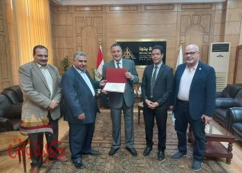 رئيس جامعة بنها يكرم مدير وحدة الوافدين السابق 