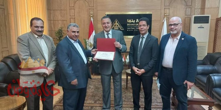رئيس جامعة بنها يكرم مدير وحدة الوافدين السابق 