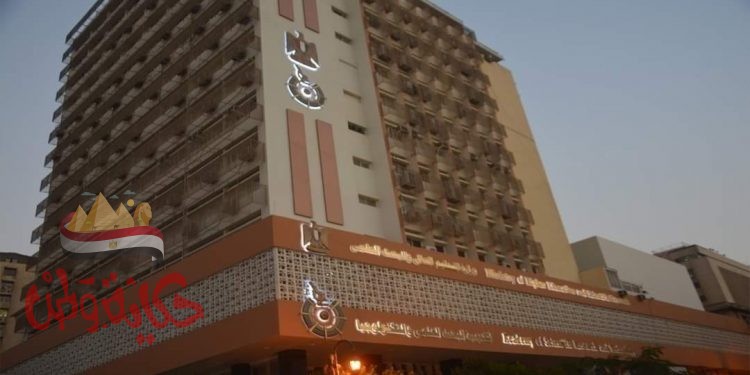 البحث العلمي” تناقش الأمراض المشتركة للكائنات الدقيقة عبر تطبيق زووم