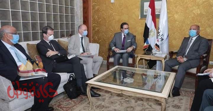 وزير النقل يبحث مع السفير الفرنسي بالقاهرة تدعيم التعاون المشترك