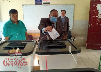 رئيس جامعة حلوان يدلي بصوته في انتخابات مجلس النواب بمقر لجنته بالعجوزة.
