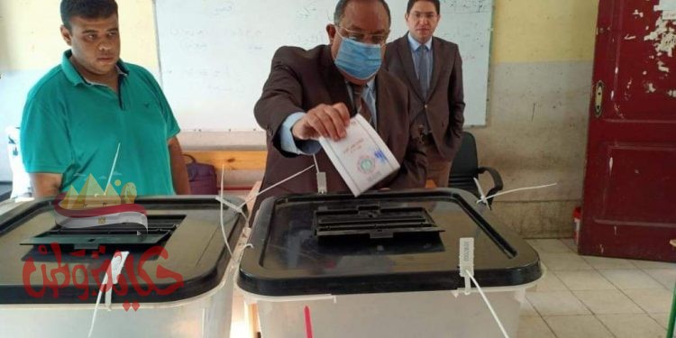 رئيس جامعة حلوان يدلي بصوته في انتخابات مجلس النواب بمقر لجنته بالعجوزة.