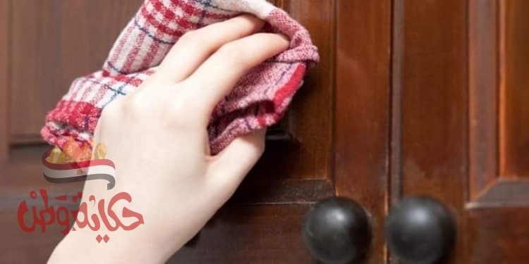 بدون مجهود” أسهل طريقة لـ تنظيف دواليب المطبخ من الدهون