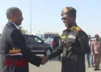 البرهان مصافحا كباشش قيبل مغادرة الخرطوم إلى مصر