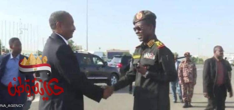 البرهان مصافحا كباشش قيبل مغادرة الخرطوم إلى مصر