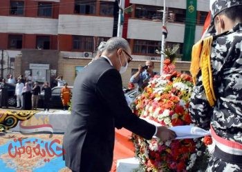 محافظ القليوبية يضع إكليلا من الزهور على النصب التذكارى للجندى المجهول فى ذكرى أكتوبر