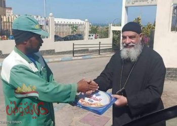 يوأنس أديب قمص الغردقة يوزع حلوى المولد على عمال النظافة بالمدينة