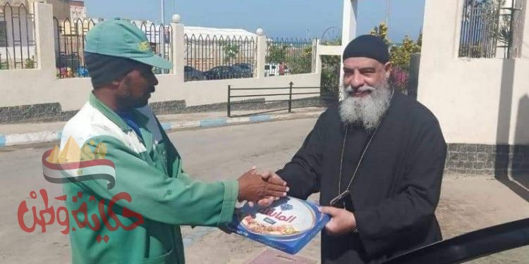 يوأنس أديب قمص الغردقة يوزع حلوى المولد على عمال النظافة بالمدينة