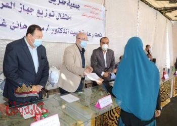 محافظ بني سويف يُسلًم أجهزة عرائس ومساعدات مادية لعدد 50 فتاة