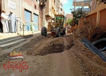 متابعة الرصف بقرى مركز ومدينة شبين الكوم لتحسين الطرق وتوسيعها