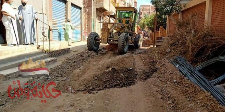 متابعة الرصف بقرى مركز ومدينة شبين الكوم لتحسين الطرق وتوسيعها