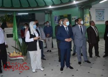 القاضي يتابع الحالة العامة بعدد من اللجان الانتخابية، مع غلق الصناديق في اليوم الأول