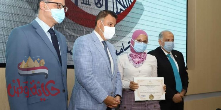 رئيس جامعة عين شمس يكرم أطباء مستشفيات العزل