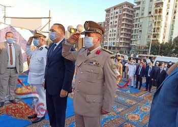 مسعود وغراب يضعان إكليل الزهور على النصب التذكاري للجندي المجهول بالزقازيق