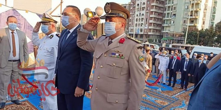 مسعود وغراب يضعان إكليل الزهور على النصب التذكاري للجندي المجهول بالزقازيق