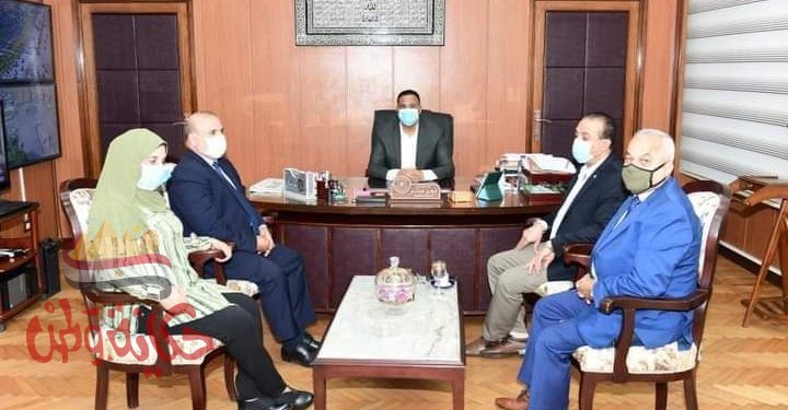 محافظ الدقهلية يستقبل مديرة مدرسة عمر مكرم بدكرنس بمكتبه اليوم