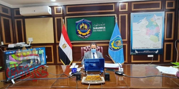 رئيس جامعة دمنهور يتابع منسقي لجان الإقتراع من خلال الفيديو كونفرانس