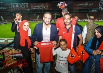طفل بمركز اورام جامعة المنصورة يشارك باحتفالية النادي الأهلي بالفوز باللقب الـ 42 لبطولة الدوري المصري