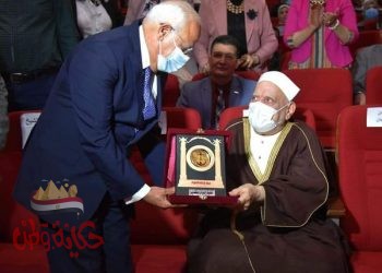 “الغضبان” يهدي درع المحافظة الي احمد عمر هاشم والقارئ الكبير عبد الفتاح الطاروطي