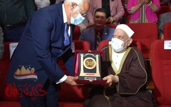 “الغضبان” يهدي درع المحافظة الي احمد عمر هاشم والقارئ الكبير عبد الفتاح الطاروطي