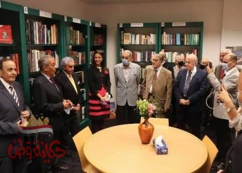 عمرو موسى يهدي مكتبته الخاصة لجامعة النيل الأهلية