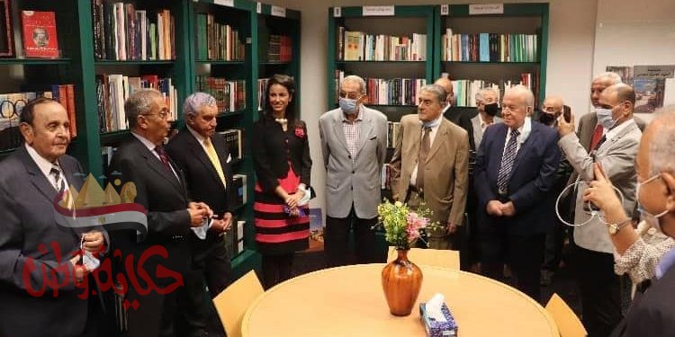 عمرو موسى يهدي مكتبته الخاصة لجامعة النيل الأهلية