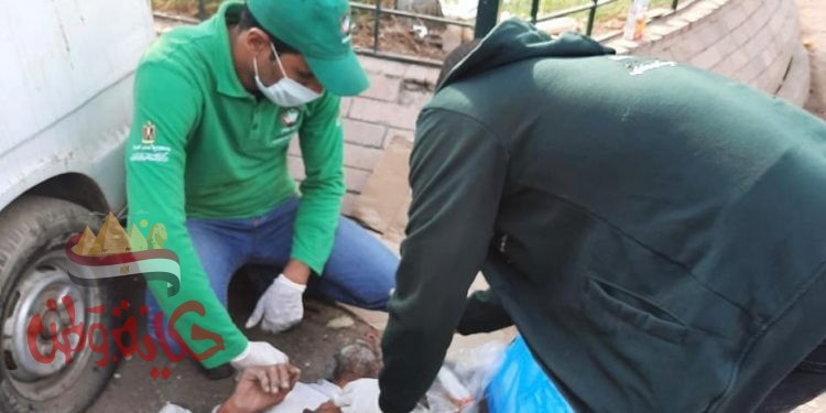 فريق أطفال وكبار بلا مأوى ينقذ مواطن مقيم بالشارع بوسط القاهرة
